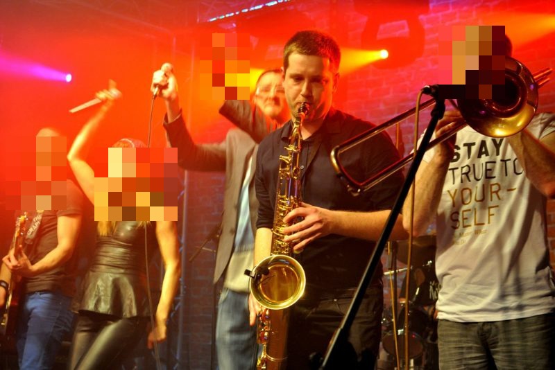 Męski zespół na scenie