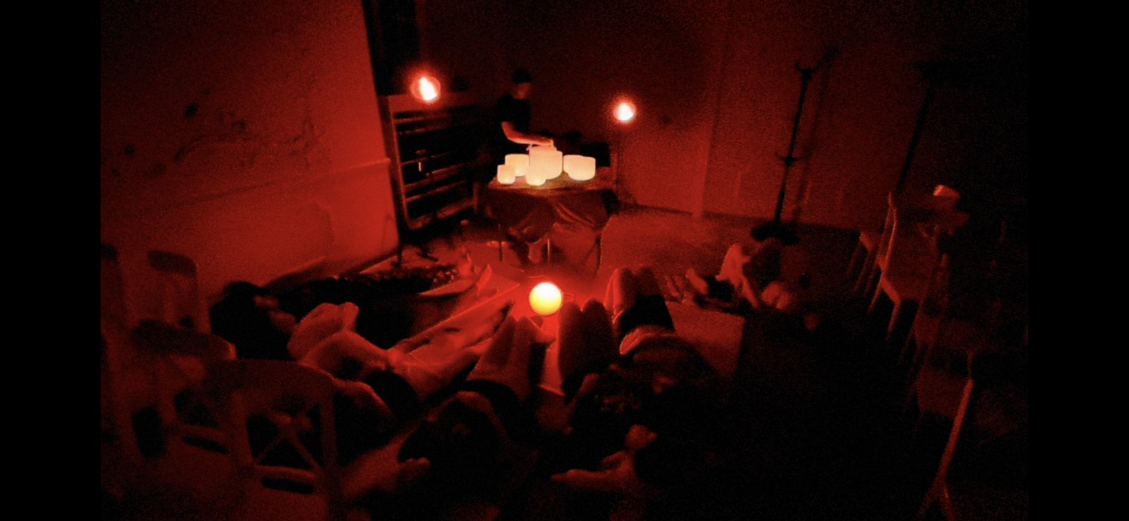 Czerwony nokturn — słuchanie w ciszy (2025)