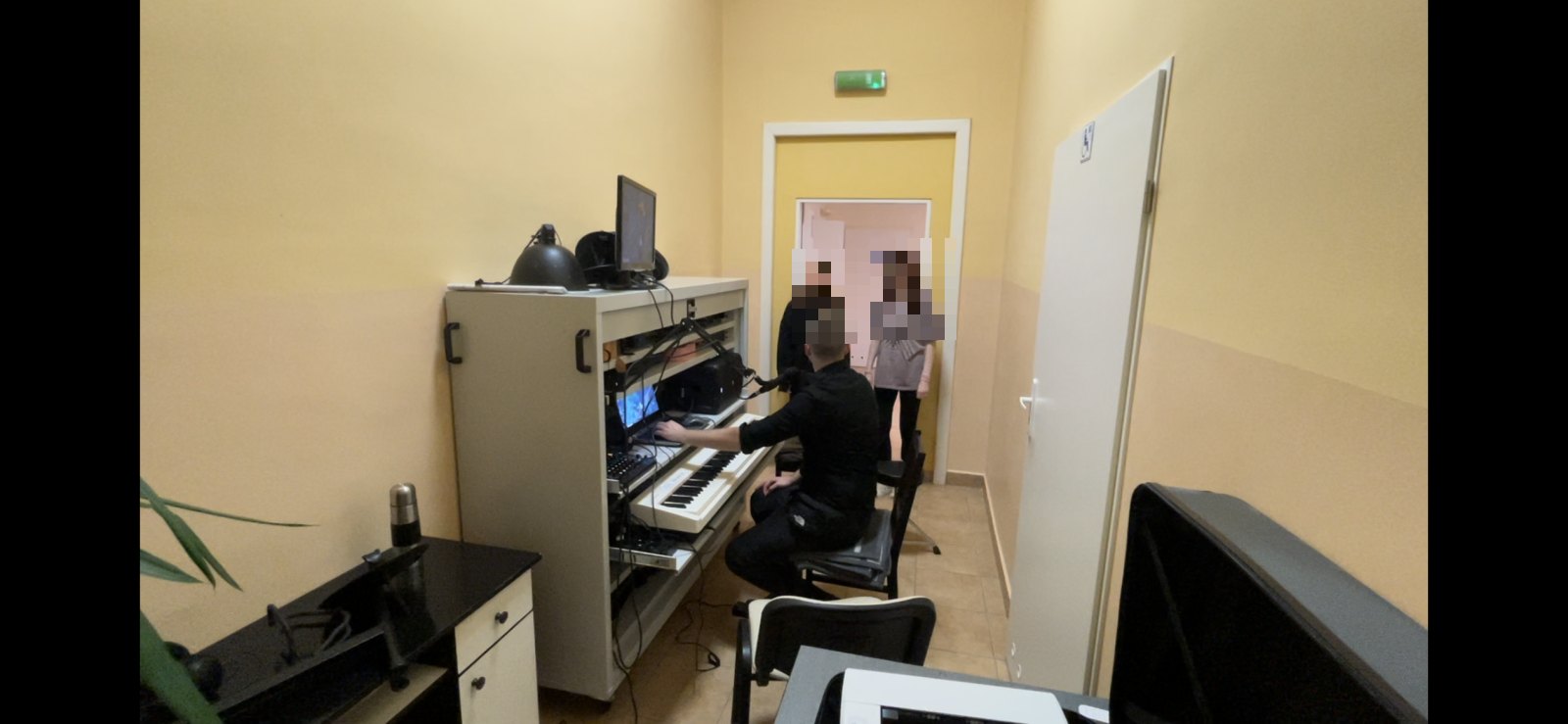 W pracowni z młodzieżą (2025)